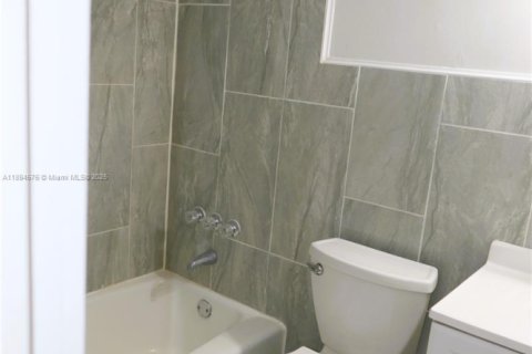 Copropriété à louer à Hollywood, Floride: 2 chambres, 79.9 m2 № 1947042 - photo 13