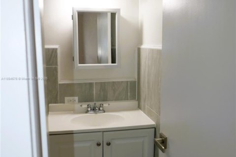 Copropriété à louer à Hollywood, Floride: 2 chambres, 79.9 m2 № 1947042 - photo 14