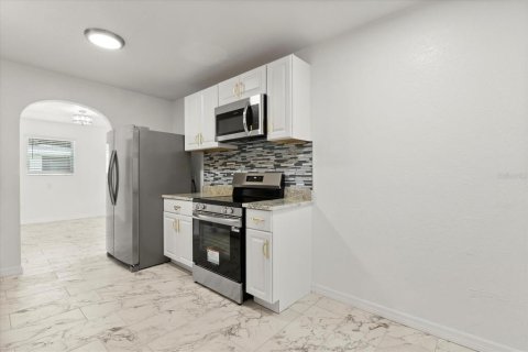 House in Leesburg, Florida 3 bedrooms, 189.71 sq.m. № 1914941 - photo 8
