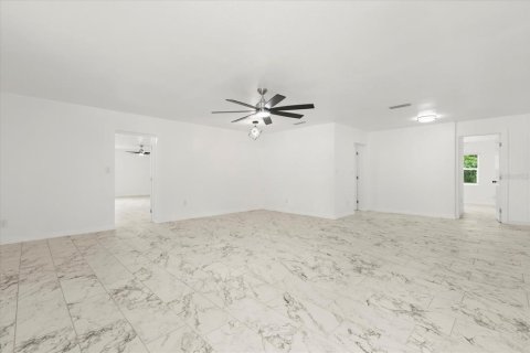 House in Leesburg, Florida 3 bedrooms, 189.71 sq.m. № 1914941 - photo 11