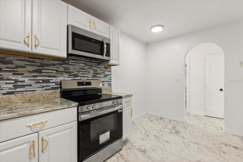 House in Leesburg, Florida 3 bedrooms, 189.71 sq.m. № 1914941 - photo 6