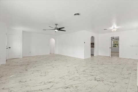 House in Leesburg, Florida 3 bedrooms, 189.71 sq.m. № 1914941 - photo 12