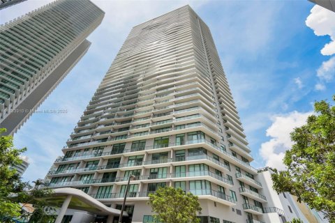 Condo in Miami, Florida, 2 bedrooms  № 1816444 - photo 1