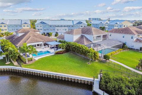 House in Tampa, Florida 4 bedrooms, 385.92 sq.m. № 2113858 - photo 8