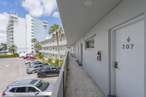 Copropriété à louer à North Miami, Floride: 1 chambre, 64.75 m2 № 1966097 - photo 8
