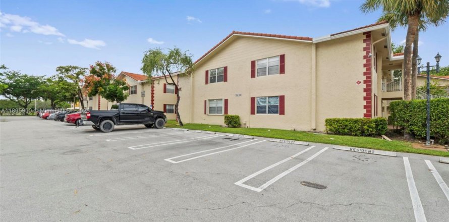 Condominio en Coral Springs, Florida, 2 dormitorios № 1950367