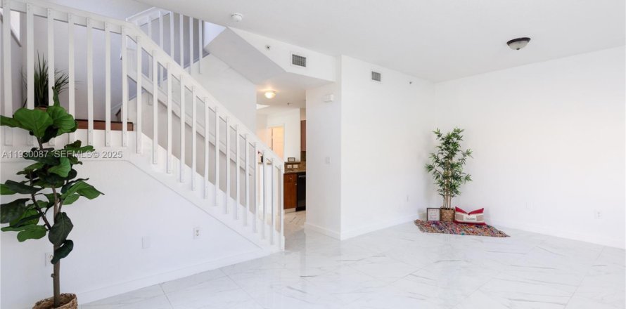 Таунхаус в Пемброк-Пайнс, Флорида 3 спальни, 129.69м2 № 1989088