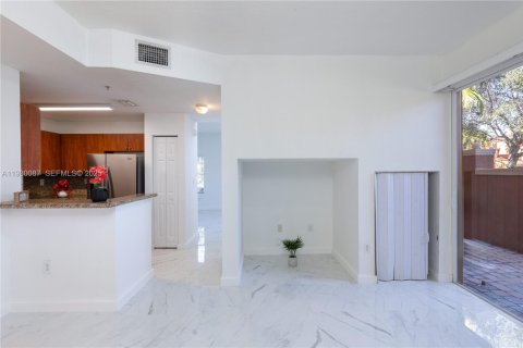 Снять в аренду таунхаус в Пемброк-Пайнс, Флорида 3 спальни, 129.69м2, № 1989088 - фото 8