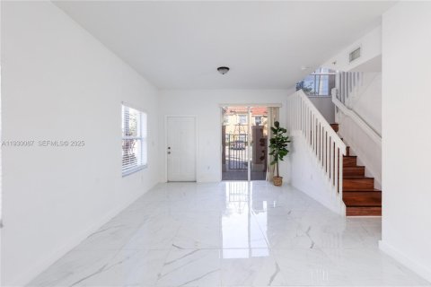 Снять в аренду таунхаус в Пемброк-Пайнс, Флорида 3 спальни, 129.69м2, № 1989088 - фото 3