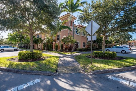 Снять в аренду таунхаус в Пемброк-Пайнс, Флорида 3 спальни, 129.69м2, № 1989088 - фото 27