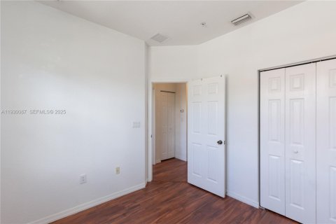 Снять в аренду таунхаус в Пемброк-Пайнс, Флорида 3 спальни, 129.69м2, № 1989088 - фото 19