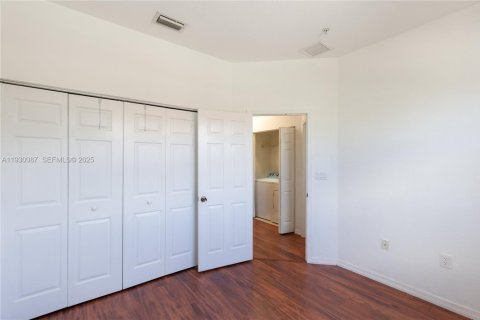 Снять в аренду таунхаус в Пемброк-Пайнс, Флорида 3 спальни, 129.69м2, № 1989088 - фото 17