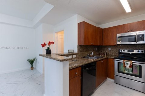 Снять в аренду таунхаус в Пемброк-Пайнс, Флорида 3 спальни, 129.69м2, № 1989088 - фото 5