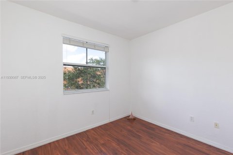 Снять в аренду таунхаус в Пемброк-Пайнс, Флорида 3 спальни, 129.69м2, № 1989088 - фото 15