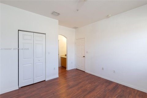 Снять в аренду таунхаус в Пемброк-Пайнс, Флорида 3 спальни, 129.69м2, № 1989088 - фото 13