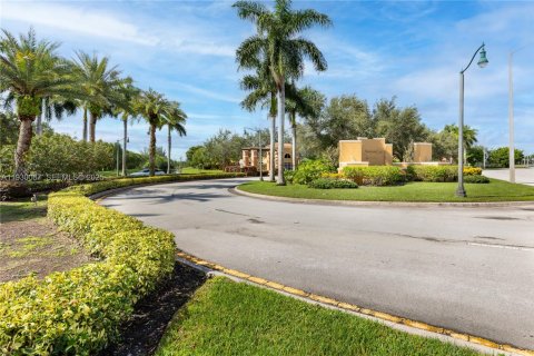 Снять в аренду таунхаус в Пемброк-Пайнс, Флорида 3 спальни, 129.69м2, № 1989088 - фото 28