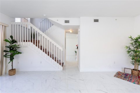 Снять в аренду таунхаус в Пемброк-Пайнс, Флорида 3 спальни, 129.69м2, № 1989088 - фото 2