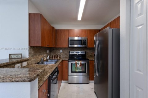 Снять в аренду таунхаус в Пемброк-Пайнс, Флорида 3 спальни, 129.69м2, № 1989088 - фото 6