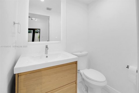 Снять в аренду таунхаус в Майами, Флорида 2 спальни, 132.39м2, № 1992583 - фото 3