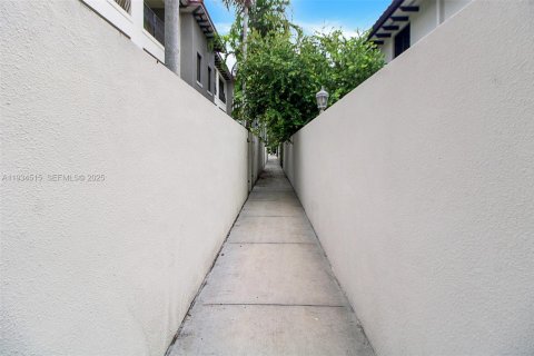 Снять в аренду таунхаус в Майами, Флорида 2 спальни, 132.39м2, № 1992583 - фото 30