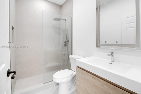 Снять в аренду таунхаус в Майами, Флорида 2 спальни, 132.39м2, № 1992583 - фото 19