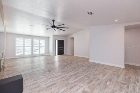 House in Largo, Florida 3 bedrooms, 185.9 sq.m. № 2198293 - photo 12