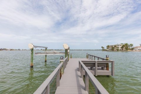 House in Largo, Florida 3 bedrooms, 185.9 sq.m. № 2198293 - photo 3