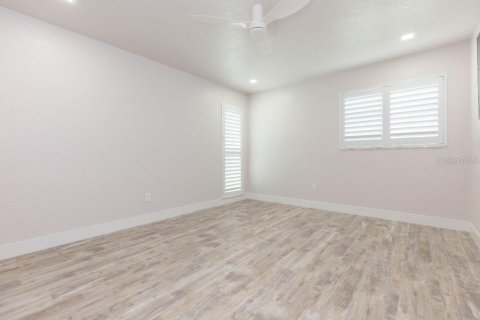 House in Largo, Florida 3 bedrooms, 185.9 sq.m. № 2198293 - photo 28