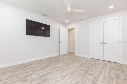 House in Largo, Florida 3 bedrooms, 185.9 sq.m. № 2198293 - photo 18