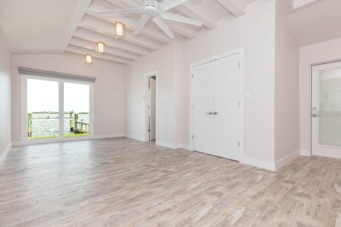 House in Largo, Florida 3 bedrooms, 185.9 sq.m. № 2198293 - photo 8