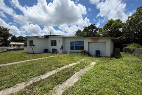 Casa en Miami Gardens, Florida 3 dormitorios, 158.4 m2 № 2370443