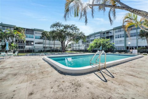 Condo in Hollywood, Florida, 2 bedrooms  № 2087064 - photo 17