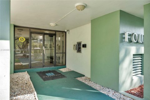 Condo in Hollywood, Florida, 2 bedrooms  № 2087064 - photo 16