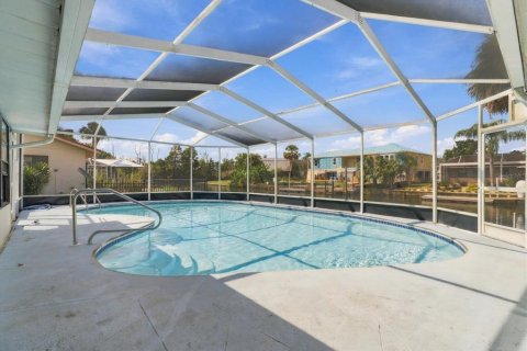Casa en venta en Crystal River, Florida, 3 dormitorios, 208.57 m2 № 2386150 - foto 2