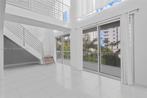 Copropriété à louer à Miami Beach, Floride: 1 chambre, 73.39 m2 № 1989786 - photo 1