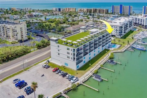 Снять в аренду кондоминиум в Мадейра - Бич, Флорида 3 спальни, 160.44м2, № 1681481 - фото 1