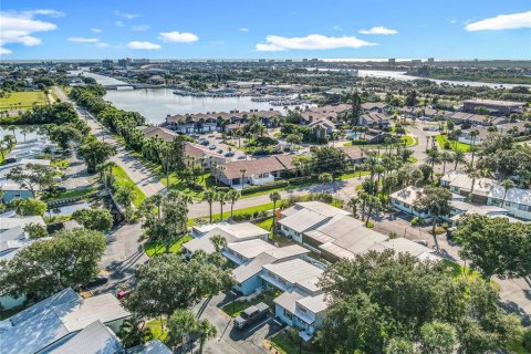 Condo in New Smyrna Beach, Florida, 2 bedrooms  № 1903965 - photo 6