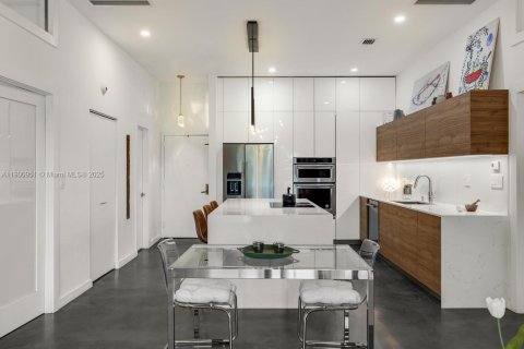 Condo in Miami, Florida, 2 bedrooms  № 1953441 - photo 7