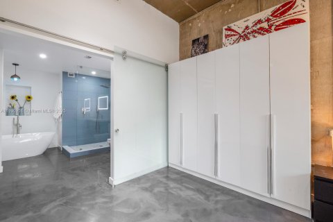 Condo in Miami, Florida, 2 bedrooms  № 1953441 - photo 17