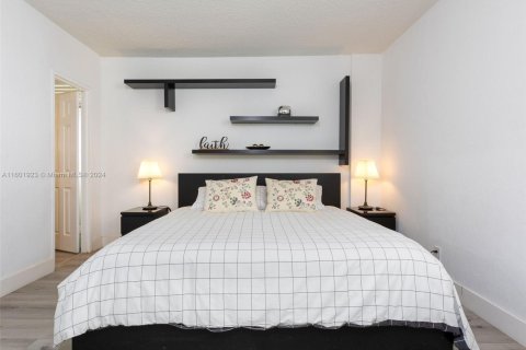 Condo in Hollywood, Florida, 2 bedrooms  № 2013771 - photo 11