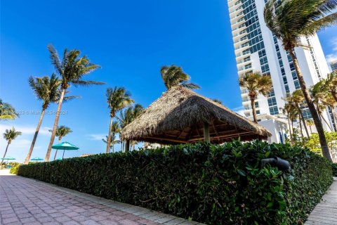 Condo in Hollywood, Florida, 2 bedrooms  № 2013771 - photo 30