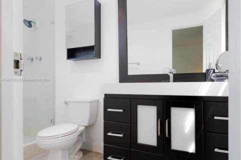 Condo in Hollywood, Florida, 2 bedrooms  № 2013771 - photo 13