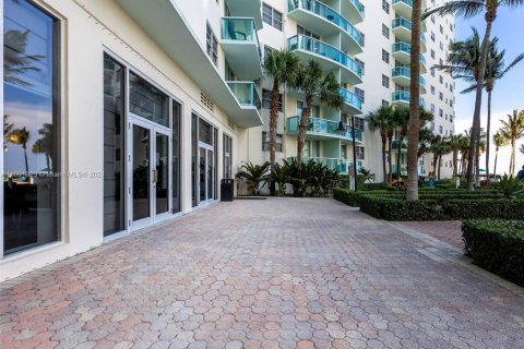 Condo in Hollywood, Florida, 2 bedrooms  № 2013771 - photo 27