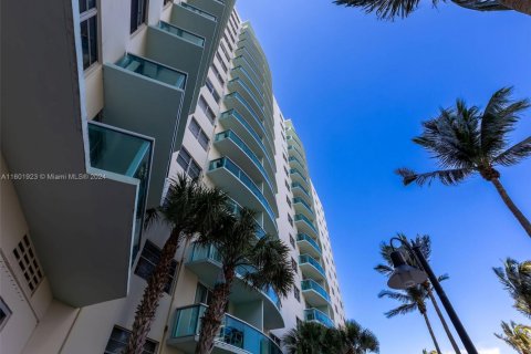 Condo in Hollywood, Florida, 2 bedrooms  № 2013771 - photo 26