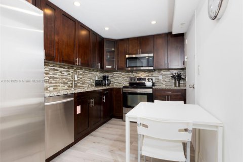 Condo in Hollywood, Florida, 2 bedrooms  № 2013771 - photo 6