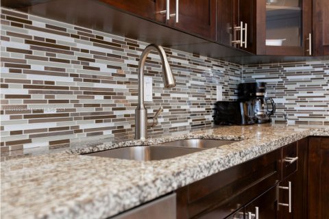 Condo in Hollywood, Florida, 2 bedrooms  № 2013771 - photo 8