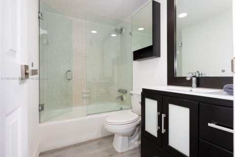 Condo in Hollywood, Florida, 2 bedrooms  № 2013771 - photo 17