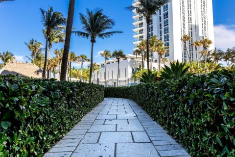 Condo in Hollywood, Florida, 2 bedrooms  № 2013771 - photo 28