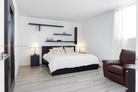 Condo in Hollywood, Florida, 2 bedrooms  № 2013771 - photo 9