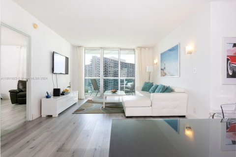 Condo in Hollywood, Florida, 2 bedrooms  № 2013771 - photo 4